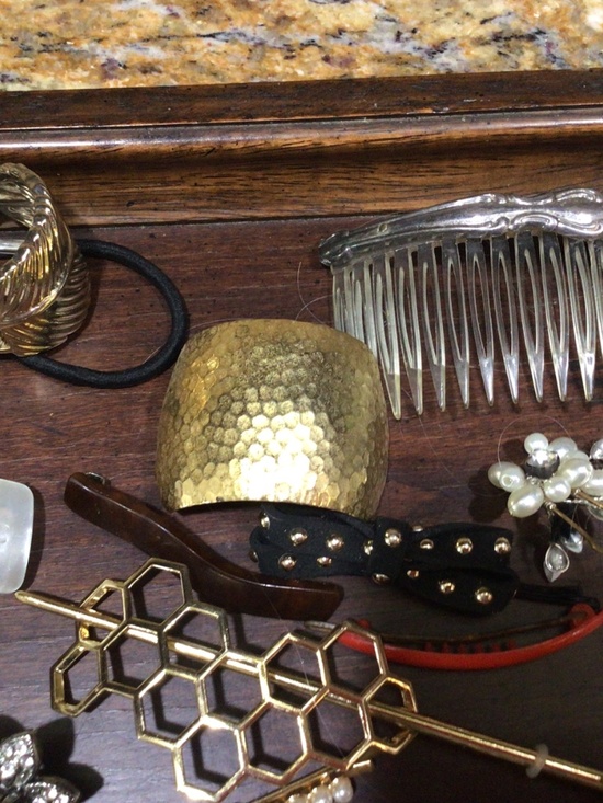 Tray of fashion hair Accessories. Some are Vintage all in great shape.